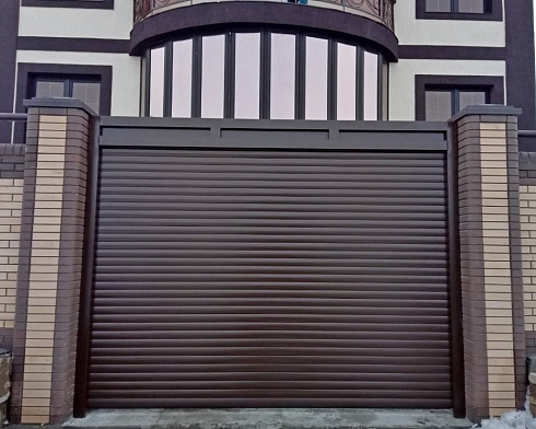 Роллетные ворота Алютех серии Prestige со сплошным алюминиевым профилем роликовой прокатки AG/77 с доставкой в Пролетарске 